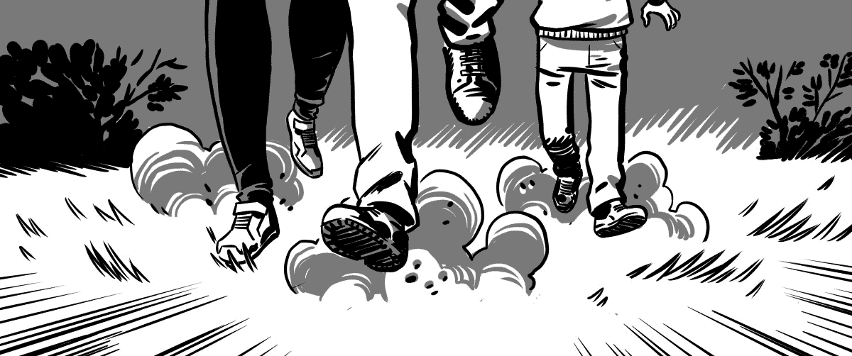 Plano detalle de seis pies corriendo (uno pertenece a nuestro protagonista, el otro a su esposa y unos más chicos a su hija)